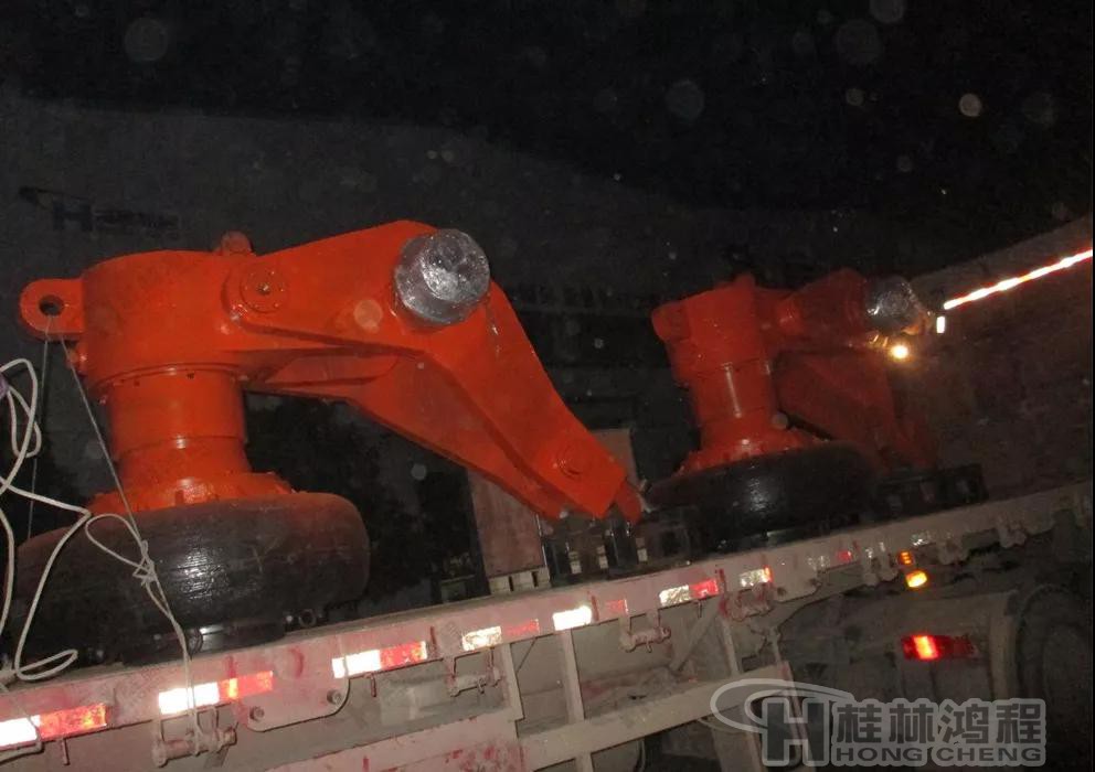 HLMX1700超細(xì)立磨發(fā)貨現(xiàn)場-超細(xì)立磨機大磨輥裝車 HLMX1700超細(xì)立磨發(fā)貨現(xiàn)場-超細(xì)立磨機大磨輥裝車