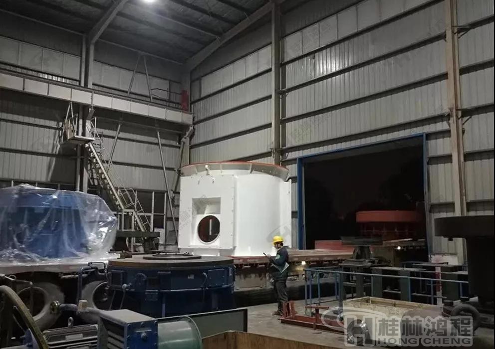 HLMX1700超細(xì)立磨發(fā)貨現(xiàn)場-超細(xì)立磨機主機分級機裝車 HLMX1700超細(xì)立磨發(fā)貨現(xiàn)場-超細(xì)立磨機主機分級機裝車