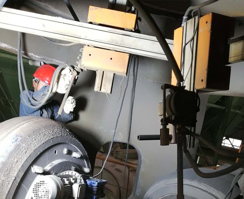 桂林鴻程耐磨堆焊工人利用 在線堆焊設(shè)備 為客戶立磨磨輥進(jìn)行堆焊修復(fù) 桂林鴻程耐磨堆焊工人利用 在線堆焊設(shè)備 為客戶立磨磨輥進(jìn)行堆焊修復(fù)