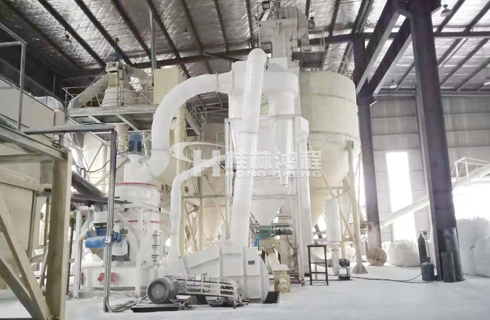 1545013078946903.jpg 桂林鴻程氧化鈣磨粉設備325目時產4噸江蘇雷蒙磨粉機生產線客戶現場圖