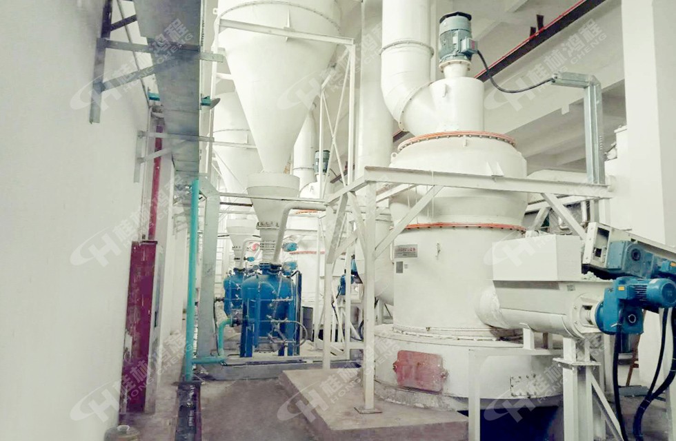 100目方解石粉新型方解石磨粉機(jī)HCQ1500改進(jìn)型磨粉機(jī)客戶現(xiàn)場 100目方解石粉新型方解石磨粉機(jī)HCQ改進(jìn)型磨粉機(jī)客戶現(xiàn)場