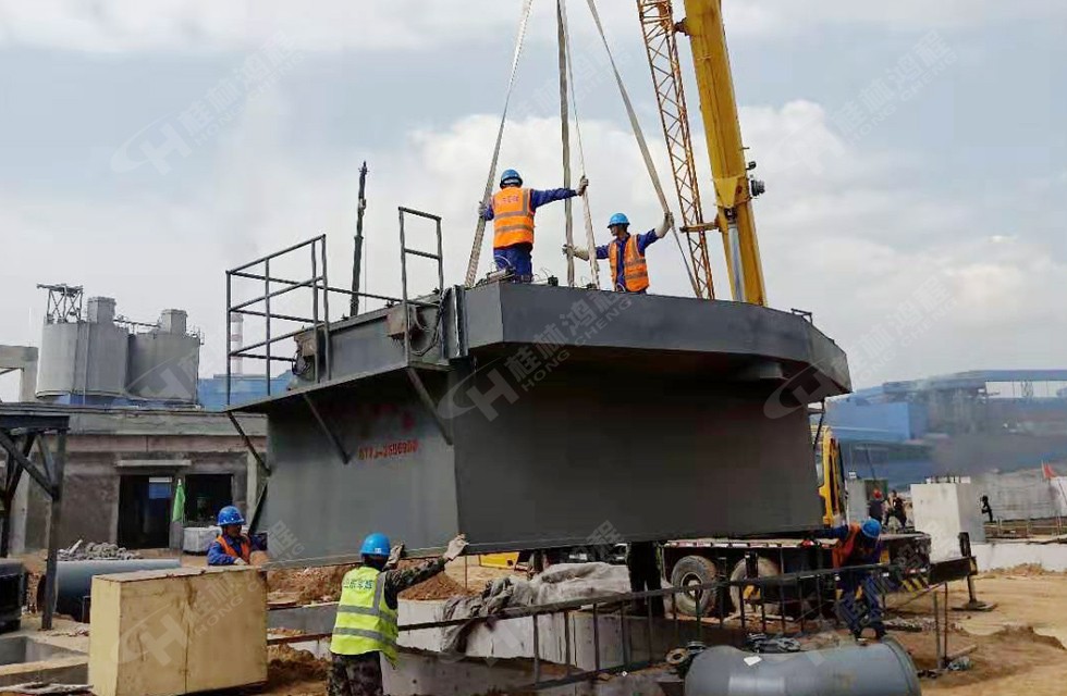 立磨礦粉機廠家桂林鴻程售后人員在裝卸設備 立磨礦粉機廠家桂林鴻程售后人員在裝卸設備