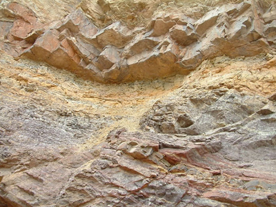 嫩泥，是一種土黃色，灰白色為主的雜色黏土